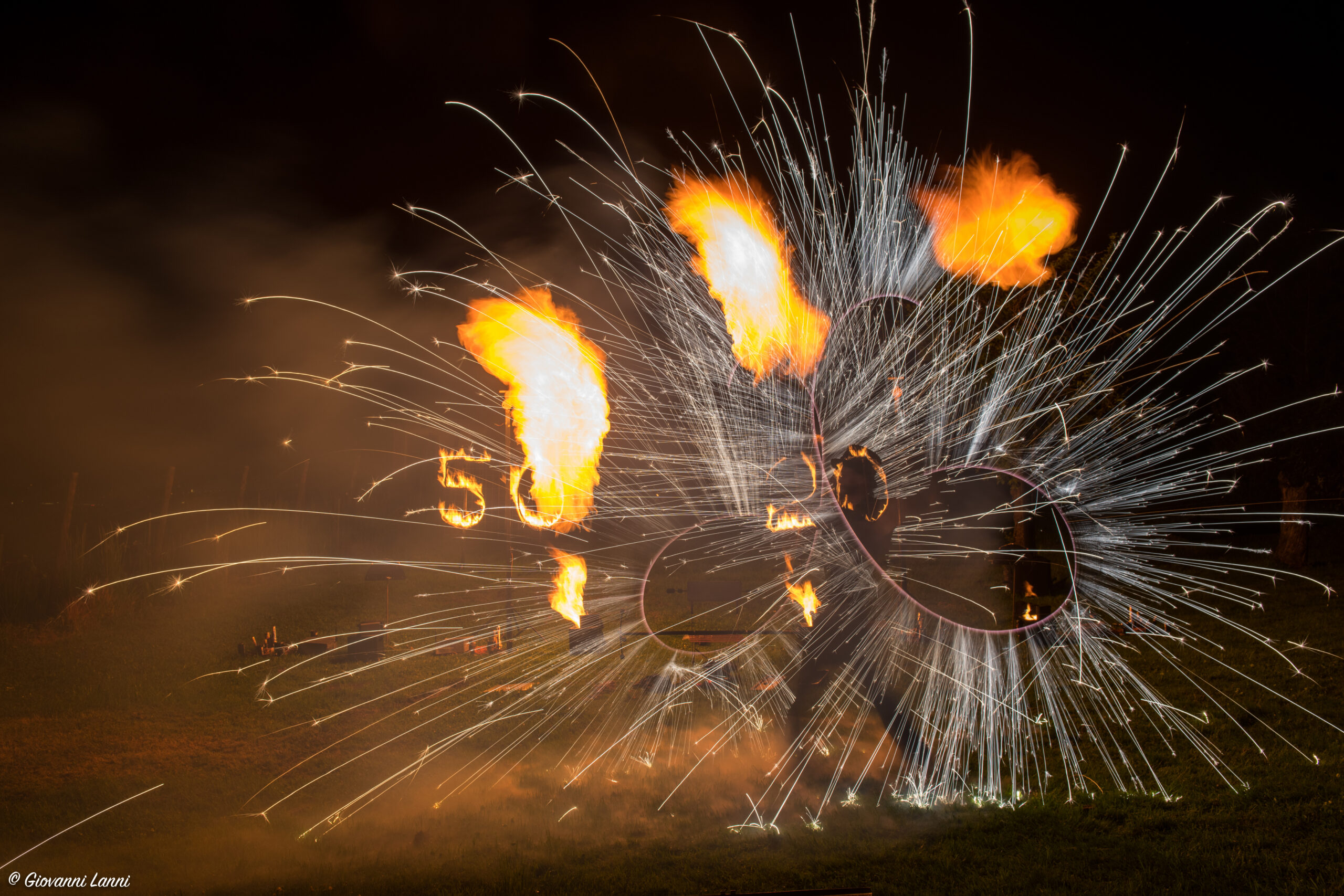 professionelle Feuershow mit Flammenprojektoren in Stäfa. Bild von Giovanni Lanni, Künstler: Thomas Reich, Pyrotechniker: akindoffire.ch